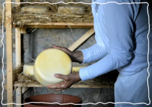 Imagen de un artesano sosteniendo un queso