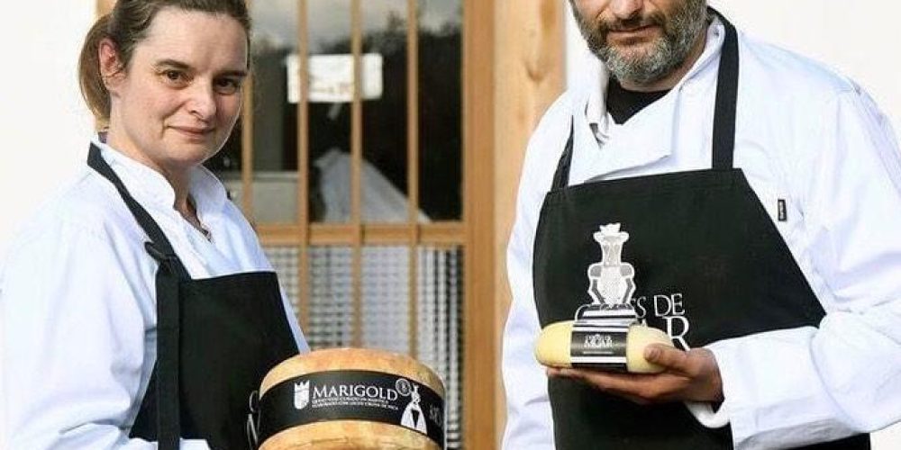 Equipo de maestros queseros en las instalaciones de producción propia.