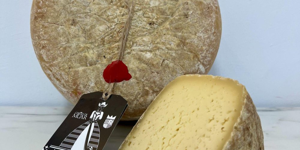 Queso madurado en cava sobre tabla de madera de autor.